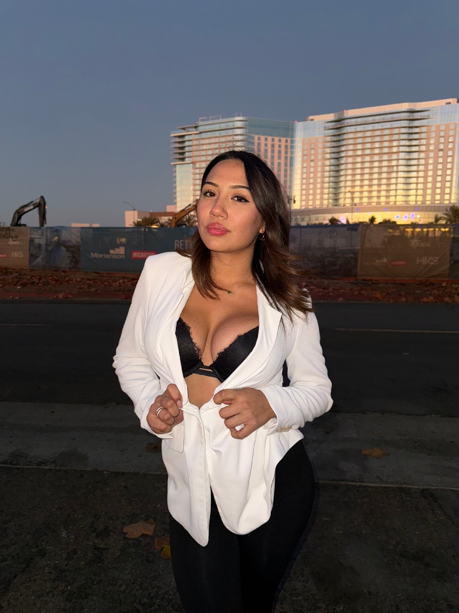 Take a pause and enjoy Ali Cruz — streaming from Zhuhai