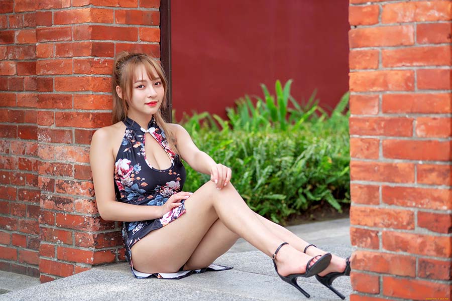Girls in short dresses in Zhuhai