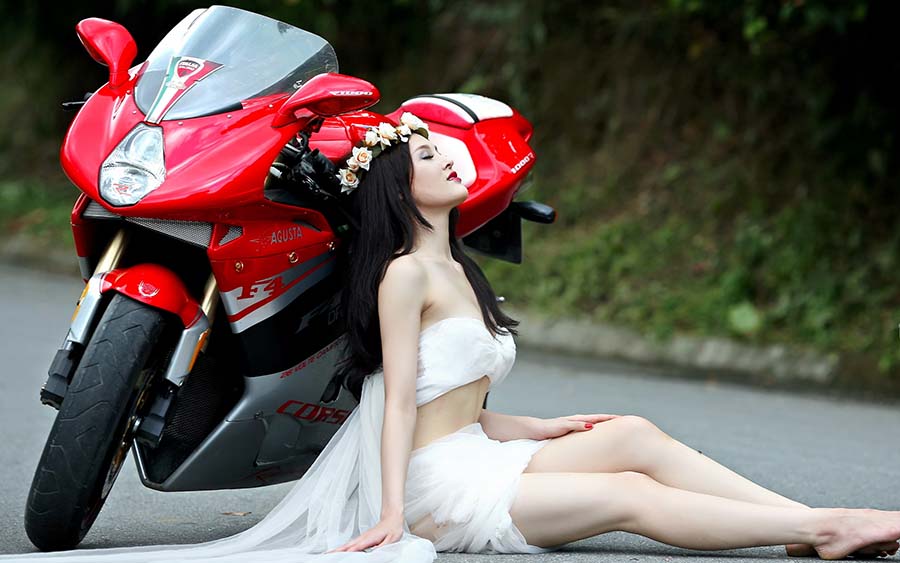 Beautiful girls and motorcycles in Zhuhai