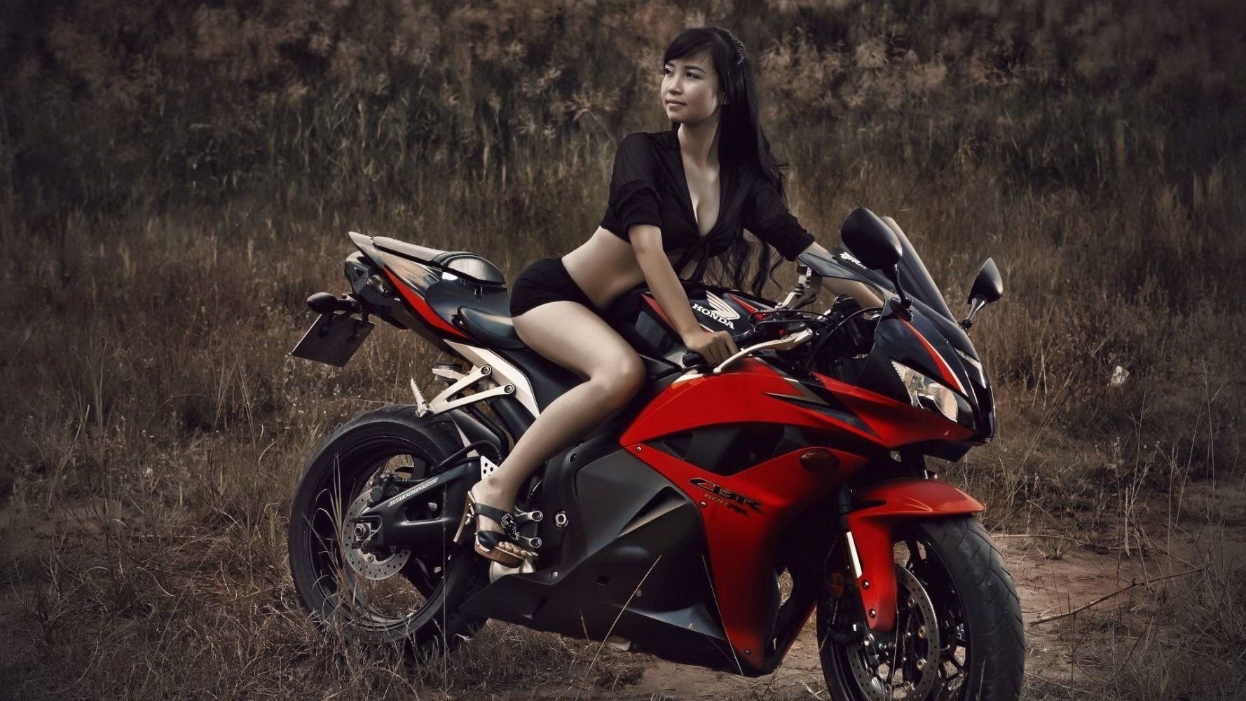 Fitness girls and bikes in Zhuhai