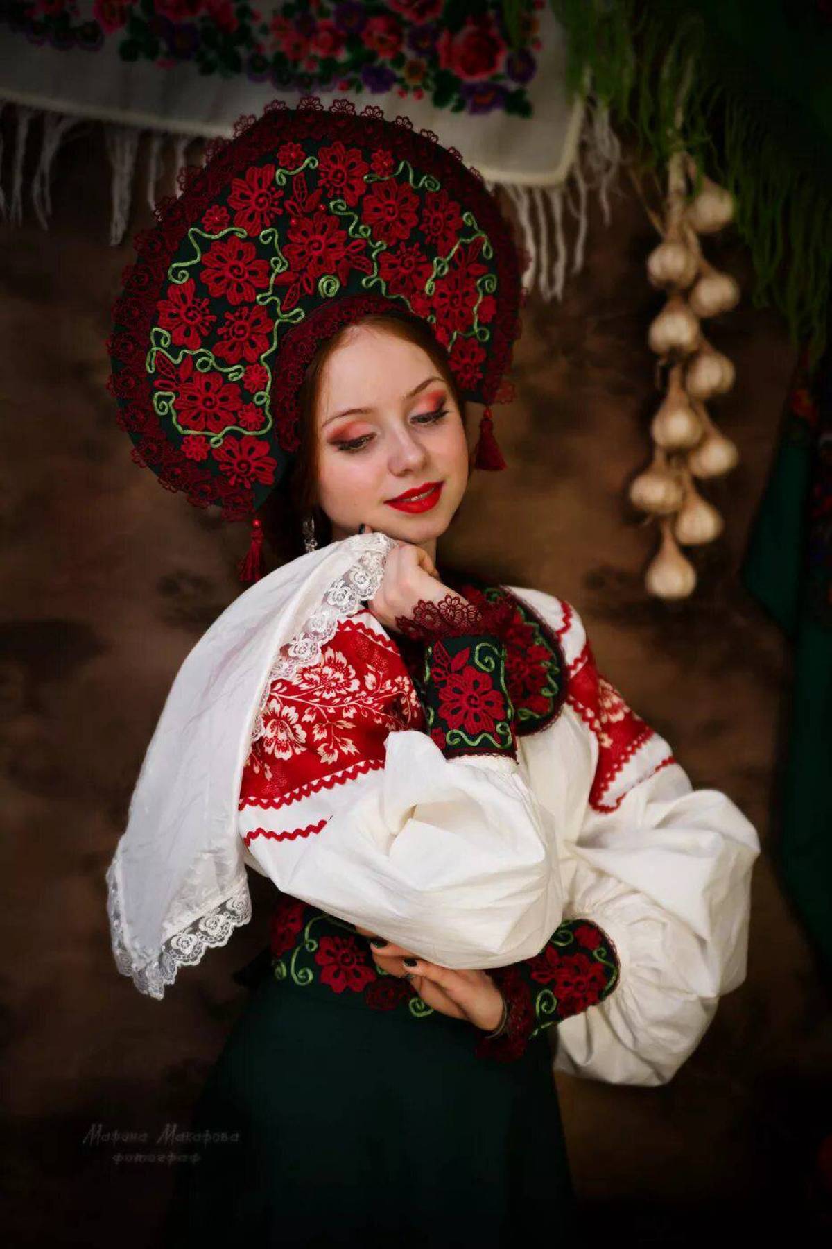 Women in Slavic costumes underwear in Zhuhai