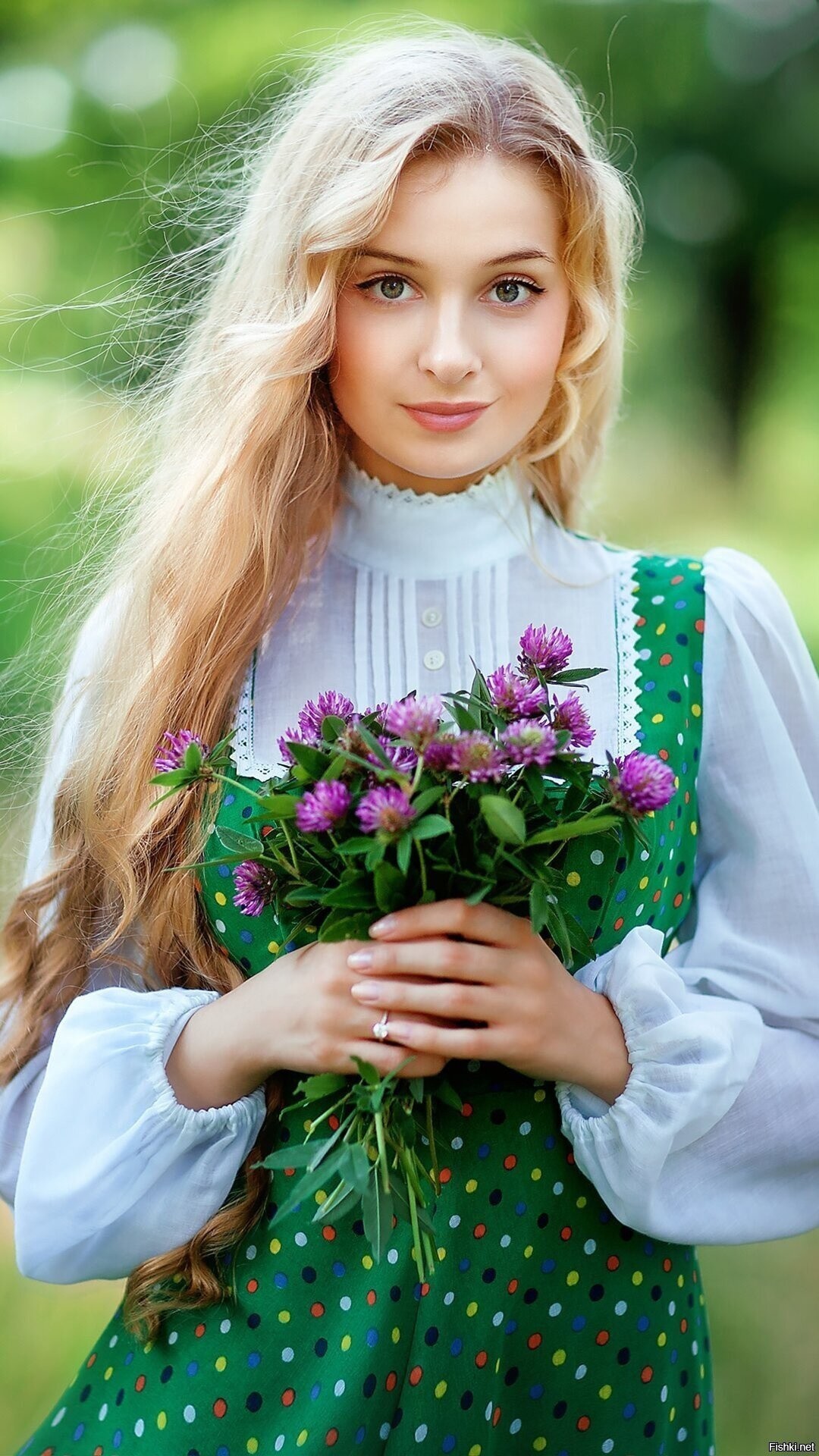 Girls in Slavic costumes in Zhuhai